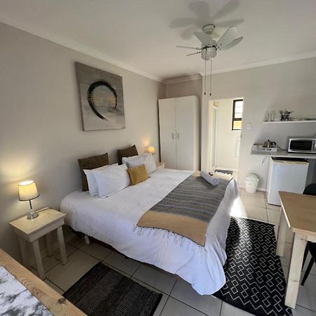 10 On Beresford Hotell East London Exteriör bild