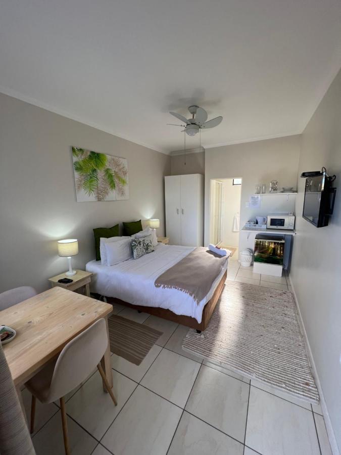 10 On Beresford Hotell East London Exteriör bild